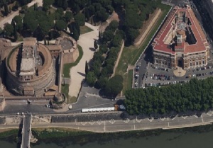 L'edificio visto dall'alto con la Corte delle Vittorie. A sinistra Castel S. Angelo