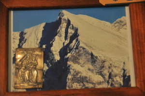 Quadro raffigurane il Monte Nero con la piastrina a sbalzo in argento della Madonna del Monte Nero