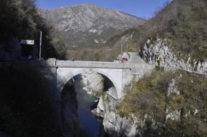 Il ponte oggi ricostruito dagli italiani dopo la ° Guerra Mondiale